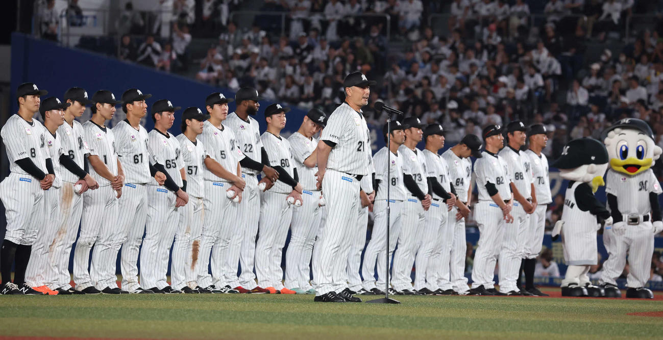 ロッテ対日本ハム　本拠地最終戦で、あいさつするロッテ吉井監督（撮影・丹羽敏通）
