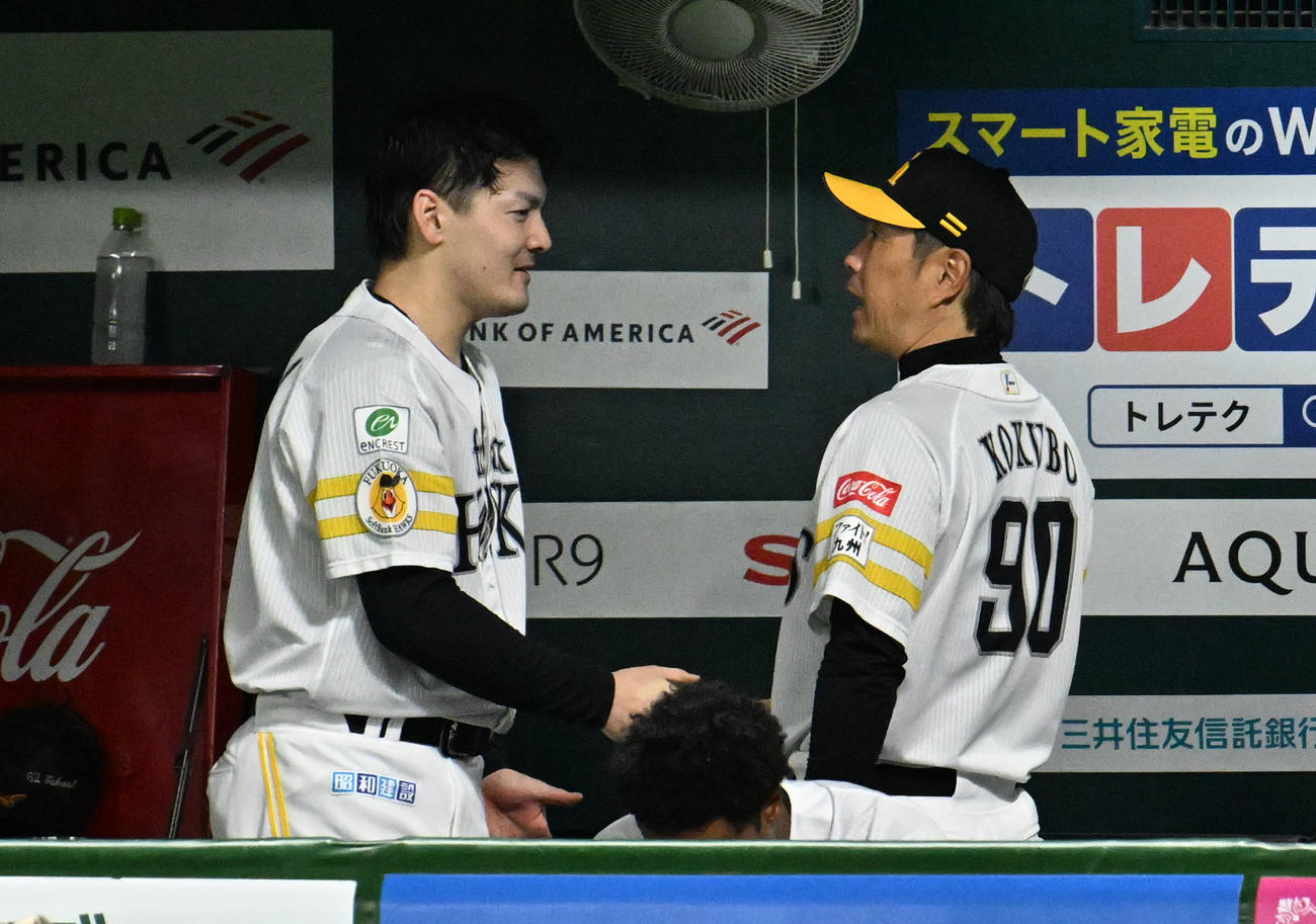 ソフトバンク対楽天　7回までを投げきりベンチで小久保監督（右）と握手を交わす有原（撮影・林敢治）