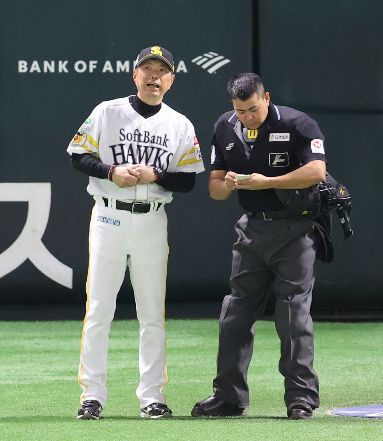 ソフトバンク対楽天　7回裏終了後、投手交代を告げる小久保監督（撮影・鬼束羽瑠菜）