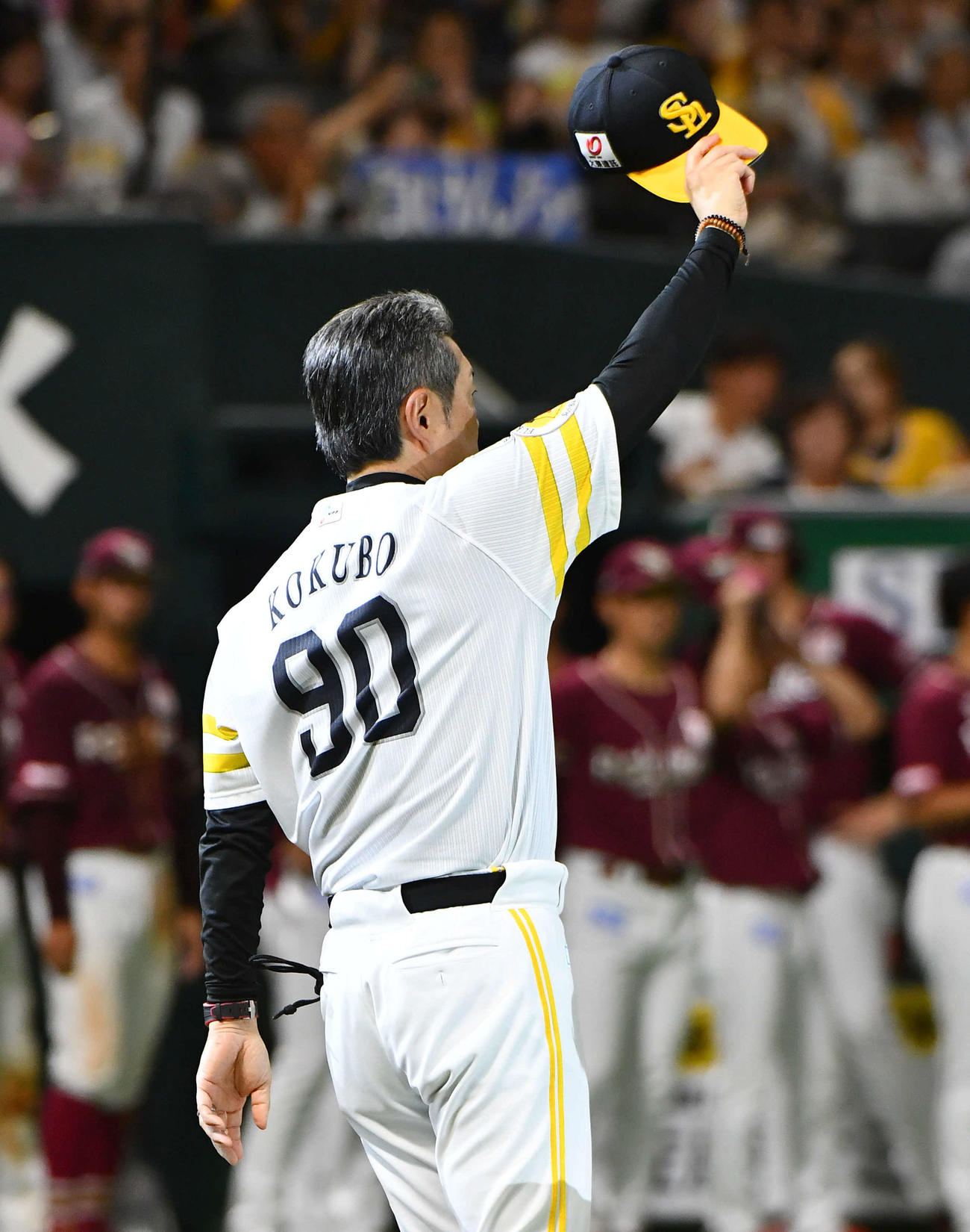 ソフトバンク対楽天　今季球団90勝目をあげ、ファンに一礼する小久保監督（撮影・岩下翔太）