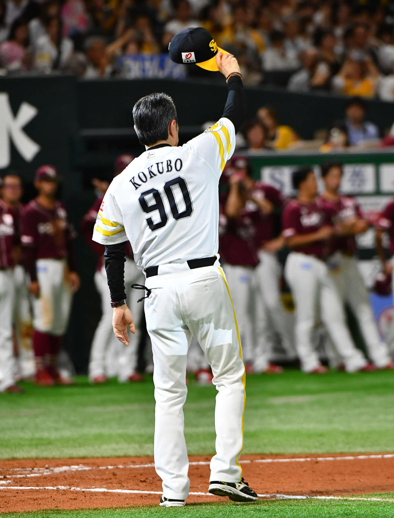 ソフトバンク対楽天　今季球団90勝目をあげ、ファンに一礼する小久保監督（撮影・岩下翔太）