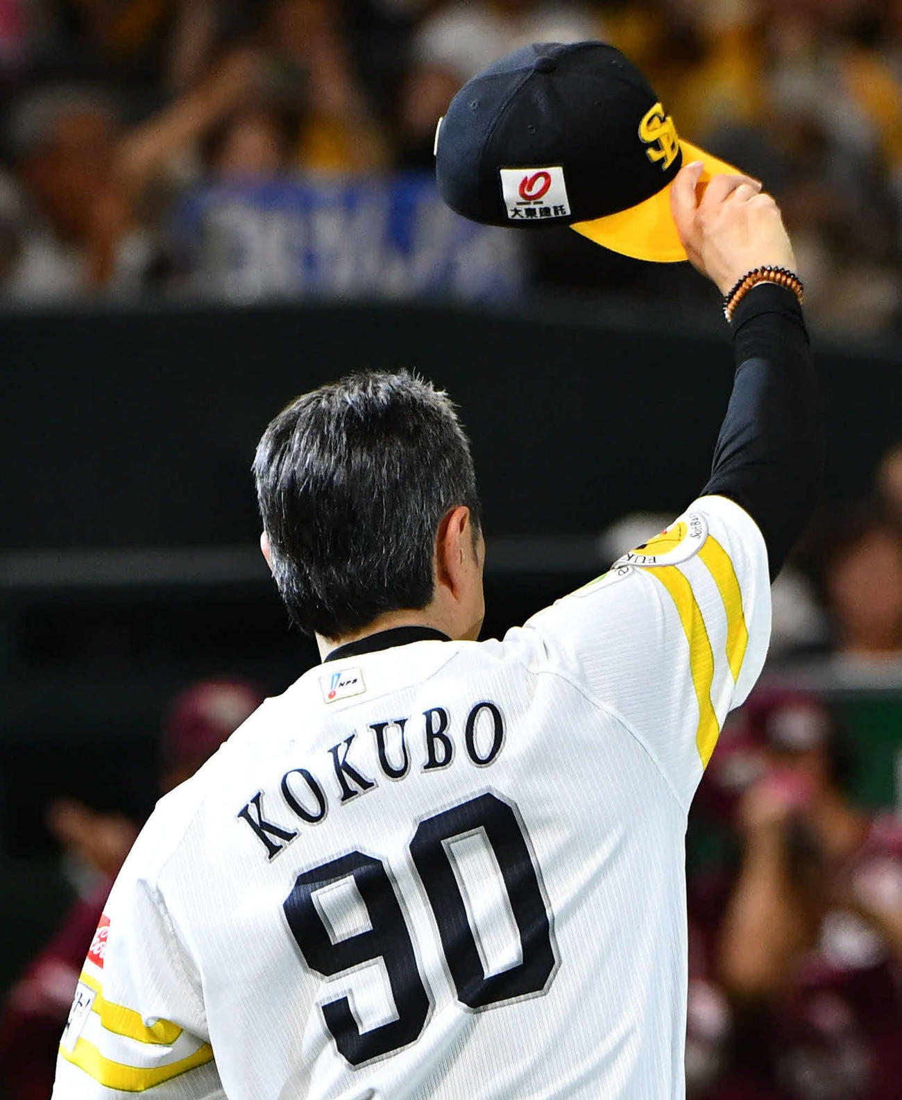 ソフトバンク対楽天　今季球団90勝目をあげ、ファンに一礼する小久保監督（撮影・岩下翔太）