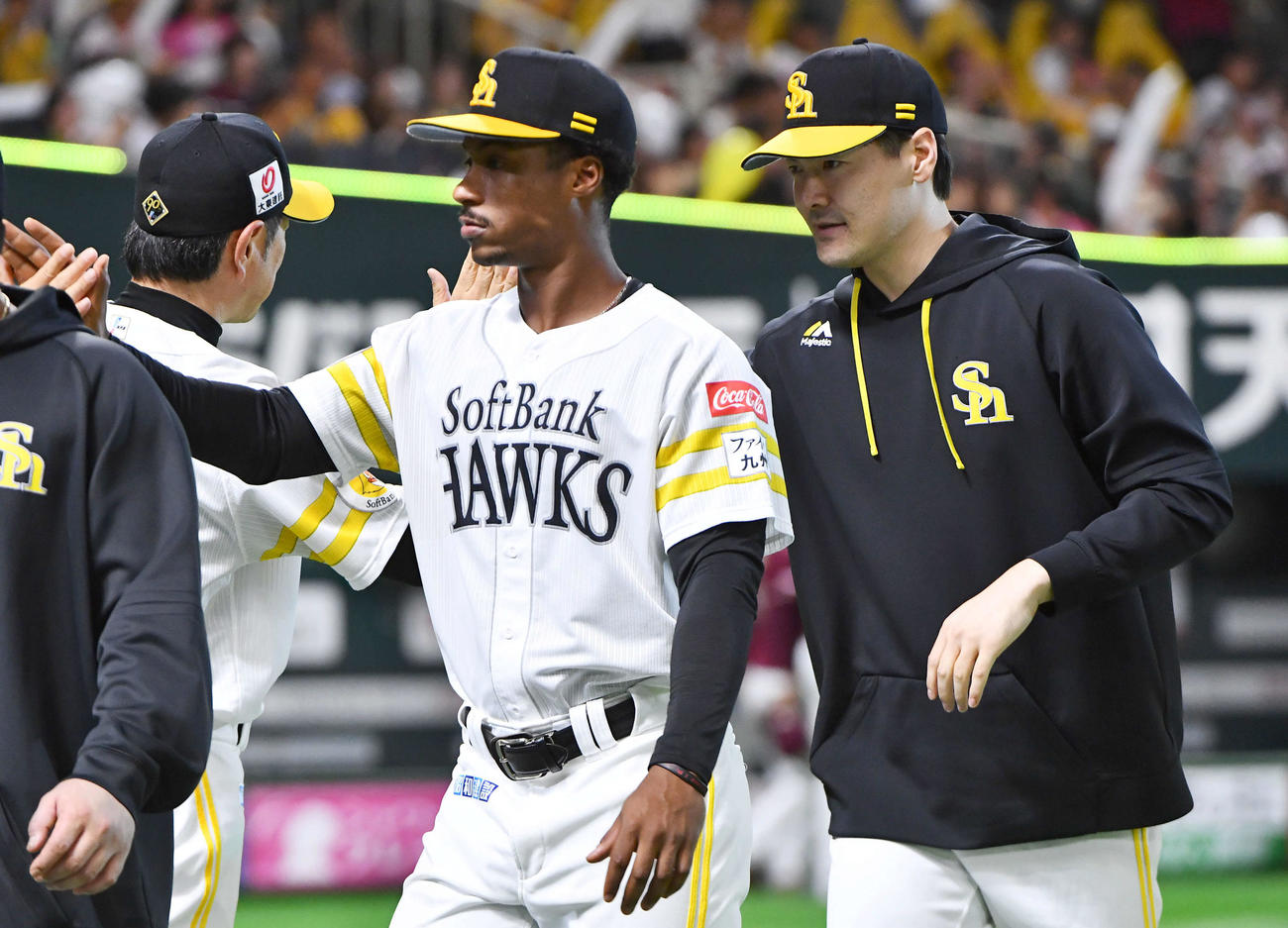 ソフトバンク対楽天　今季14勝目を挙げた有原（右）は、小久保監督らナインとタッチを交わす（撮影・岩下翔太）