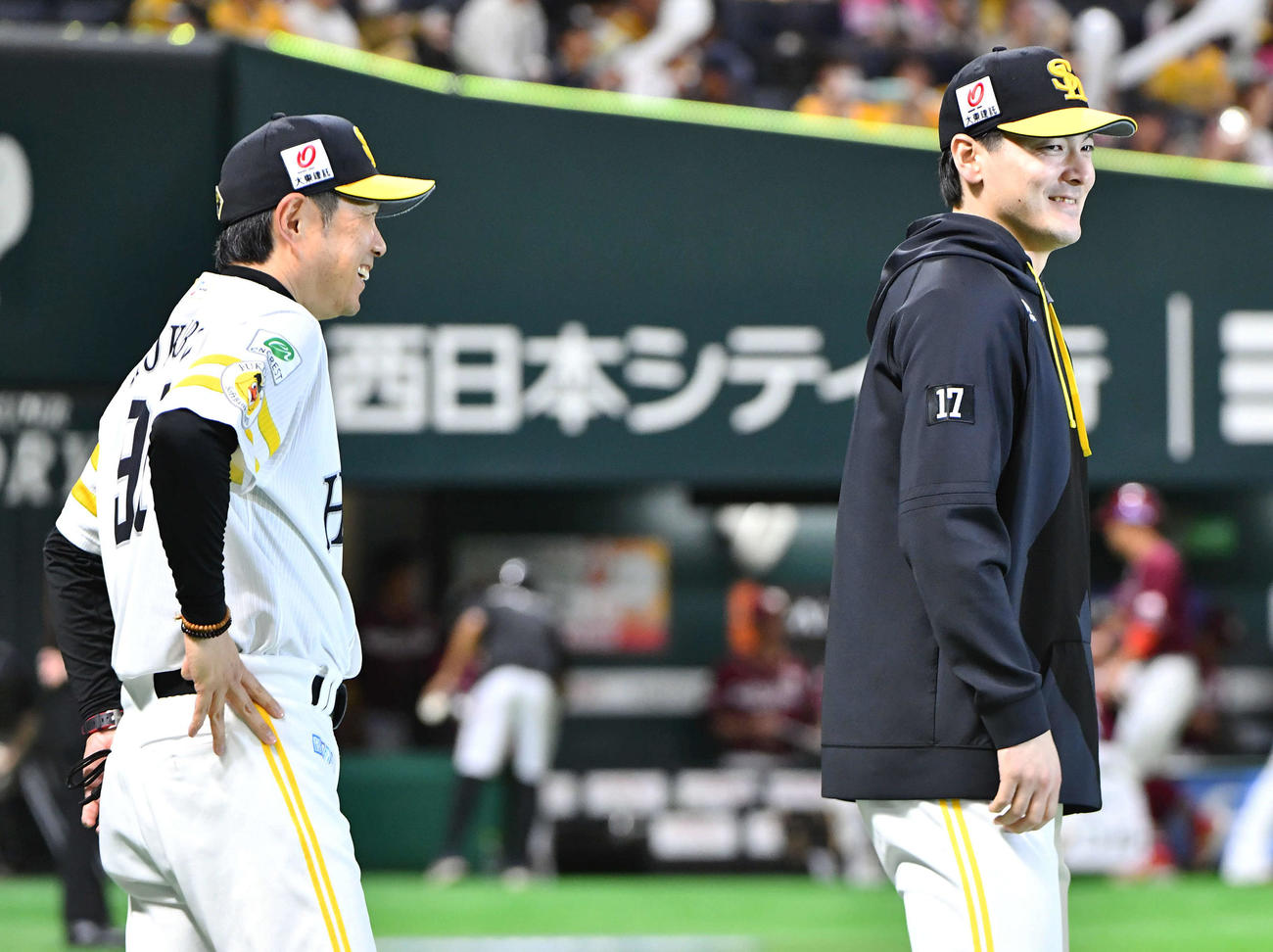 ソフトバンク対楽天　今季14勝目を挙げた有原（右）は、小久保監督と笑顔で話す（撮影・岩下翔太）
