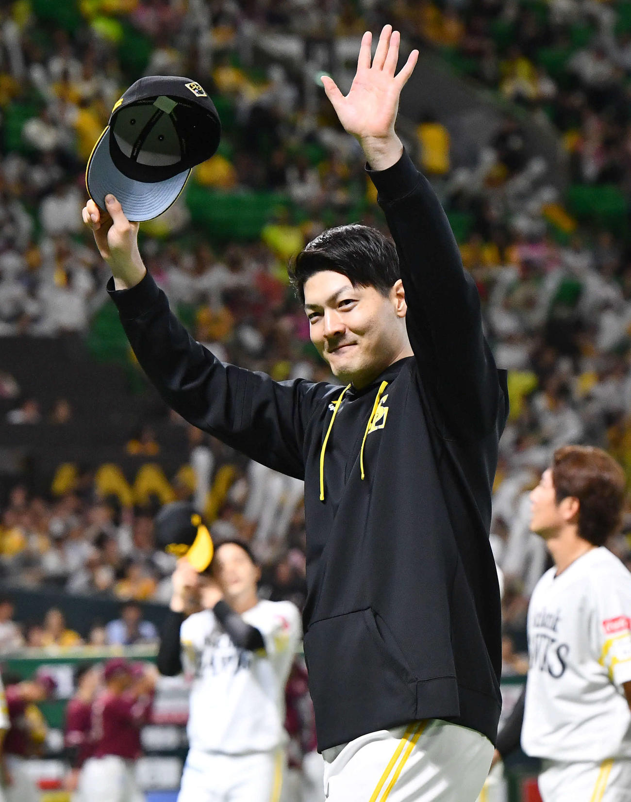 ソフトバンク対楽天　今季14勝目を挙げ、客席に笑顔で手を振りながら引き揚げる有原（撮影・岩下翔太）