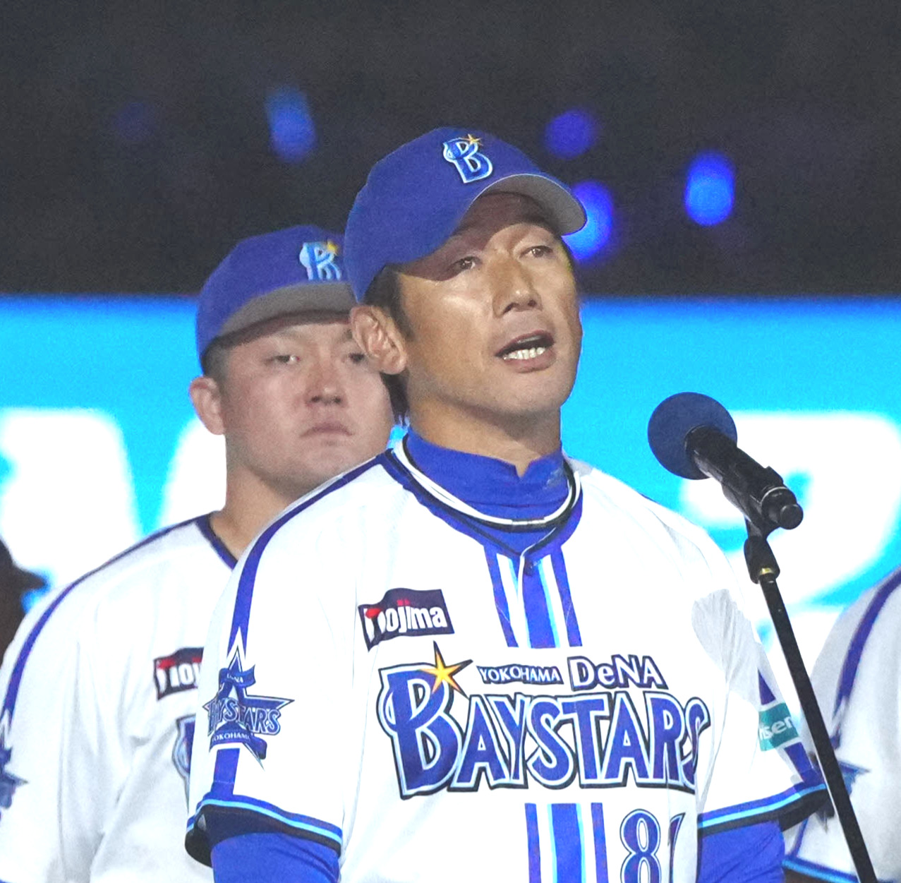 DeNA対阪神　試合後、本拠地最終セレモニーであいさつするDeNA三浦監督（撮影・江口和貴）