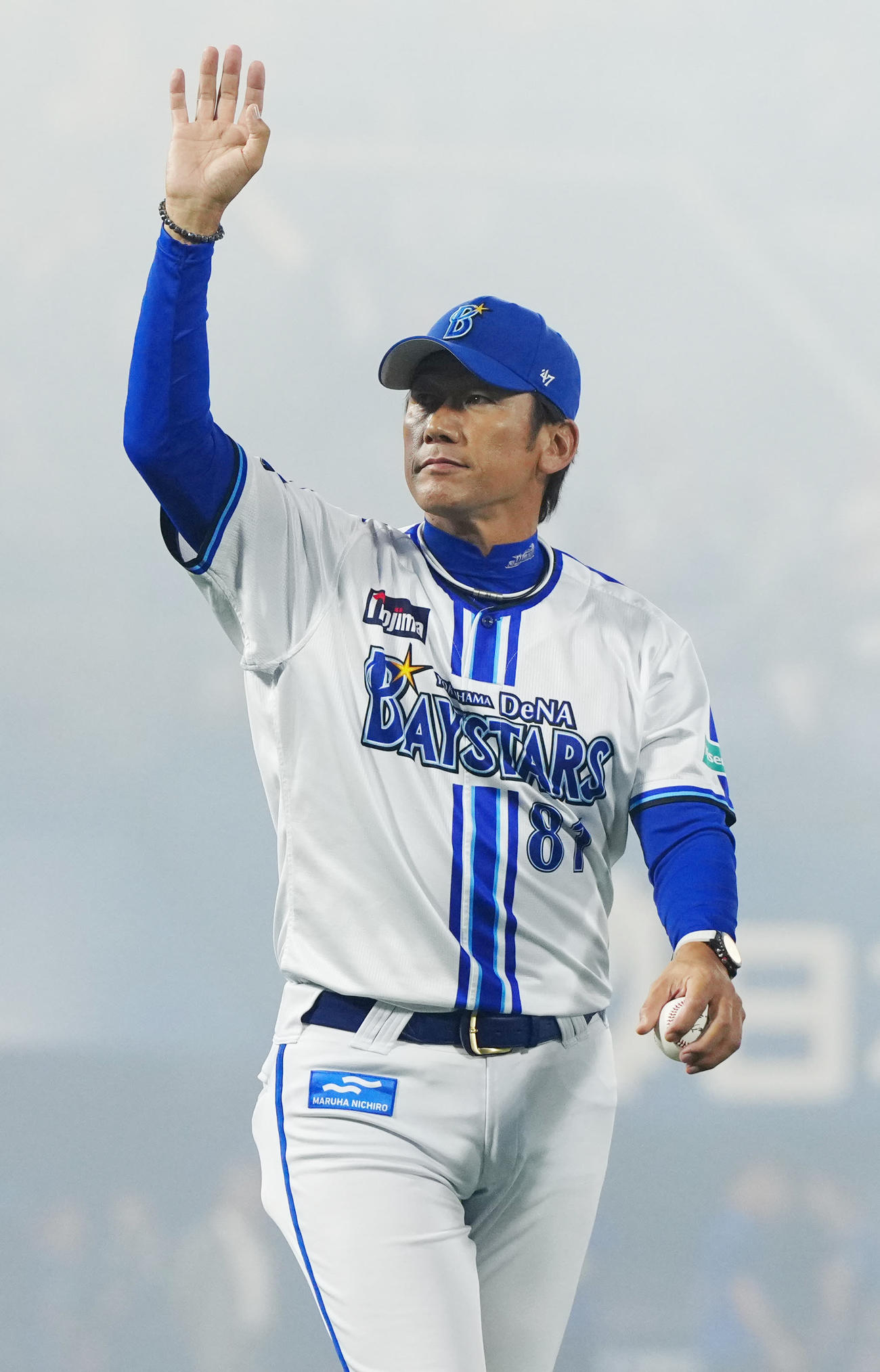 DeNA対阪神　試合後、本拠地最終セレモニーで場内1周するDeNA三浦監督（撮影・江口和貴）