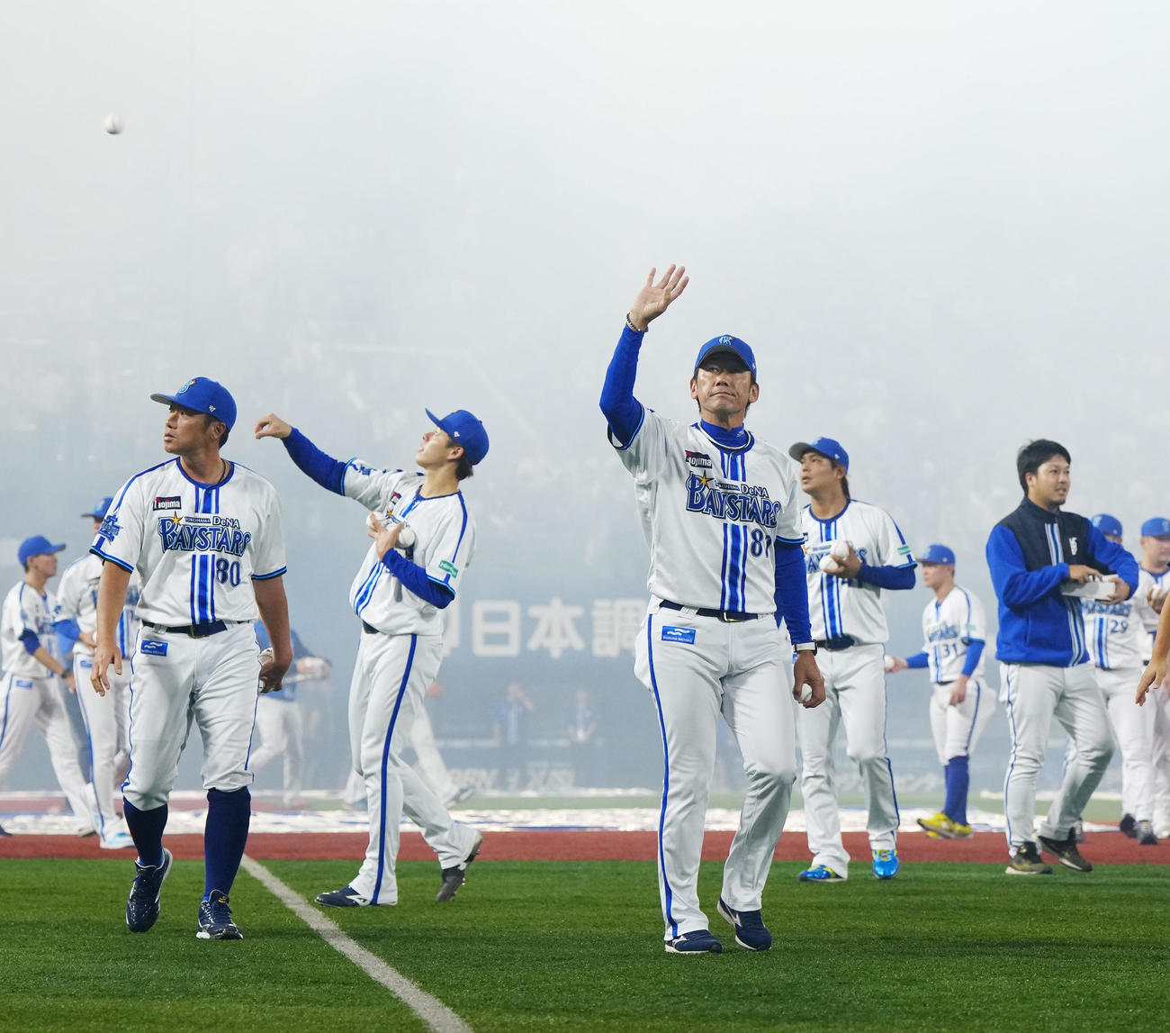 DeNA対阪神　試合後、本拠地最終セレモニーで場内1周するDeNA三浦監督（中央）（撮影・江口和貴）