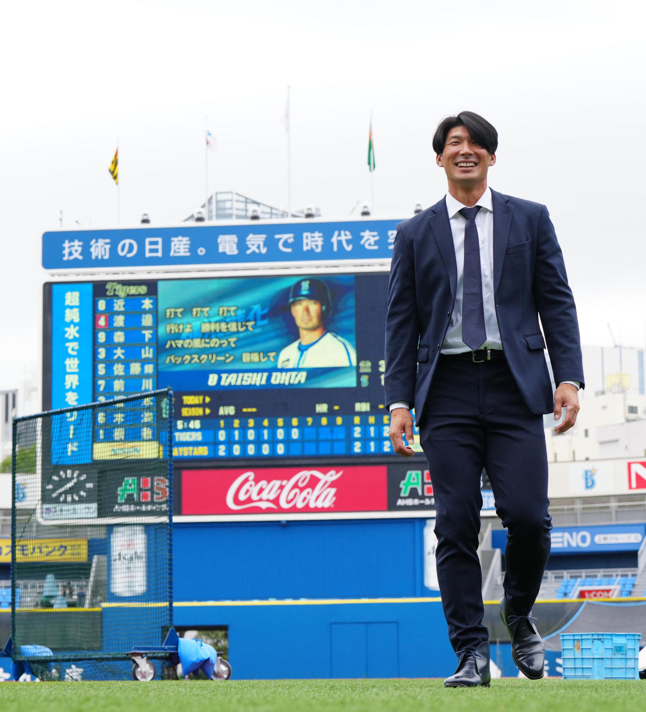 DeNA対阪神　試合前、スタジアムを訪れたDeNA大田（撮影・江口和貴）