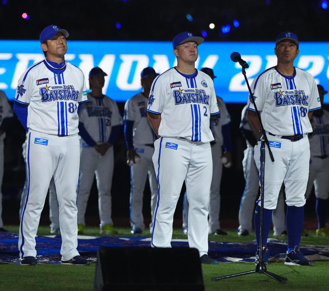 DeNA対阪神　試合後、本拠地最終セレモニーに臨むDeNA牧（中央）。左は三浦監督（撮影・江口和貴）