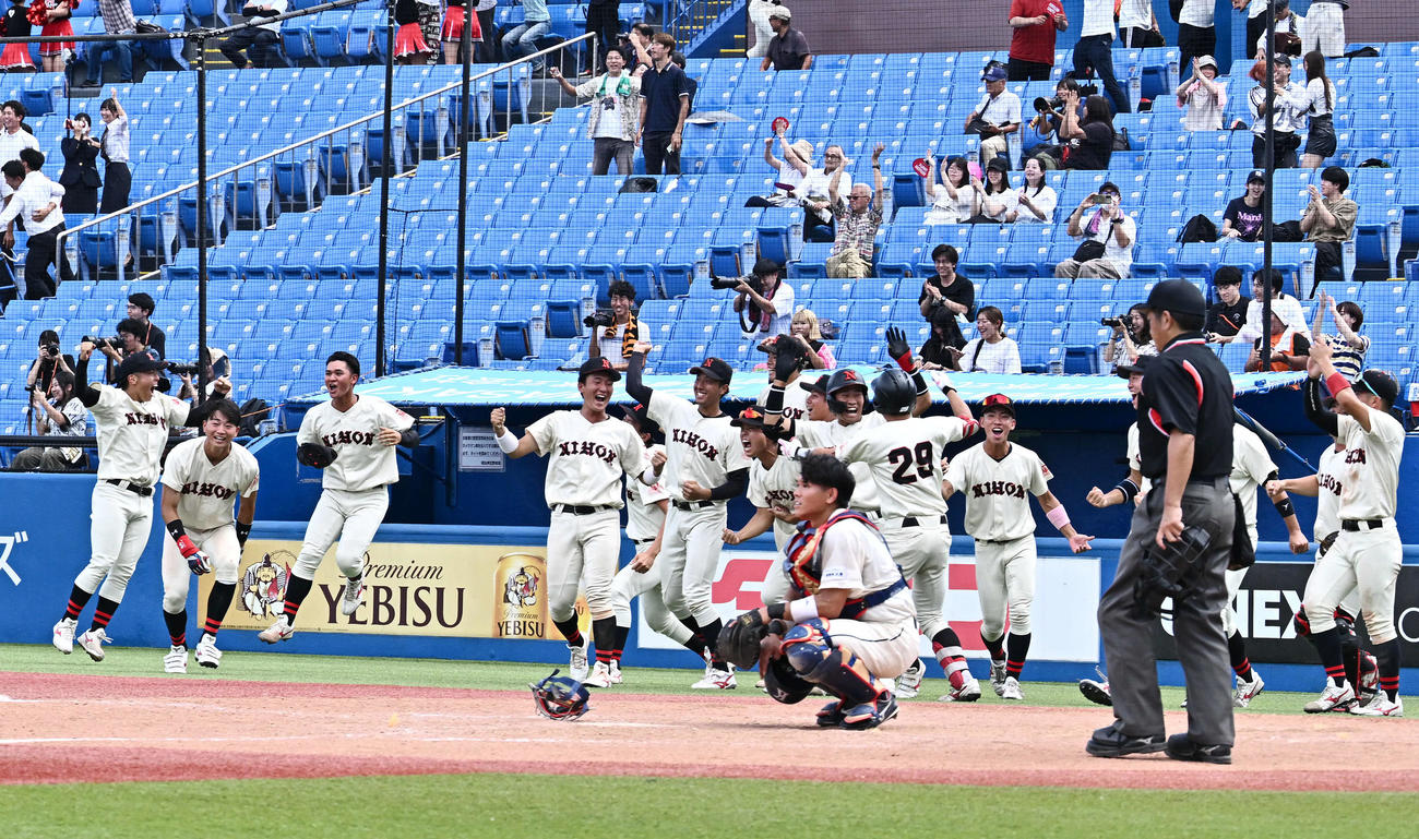 国学院大対日大　11回裏日大1死一、三塁、谷端のサヨナラ3点本塁打にベンチを飛び出し喜ぶ選手たち（撮影・滝沢徹郎）
