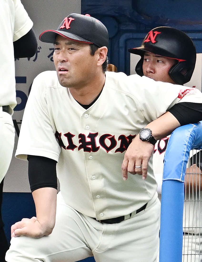 国学院大対日大　戦況を見守る日大・片岡監督（撮影・滝沢徹郎）