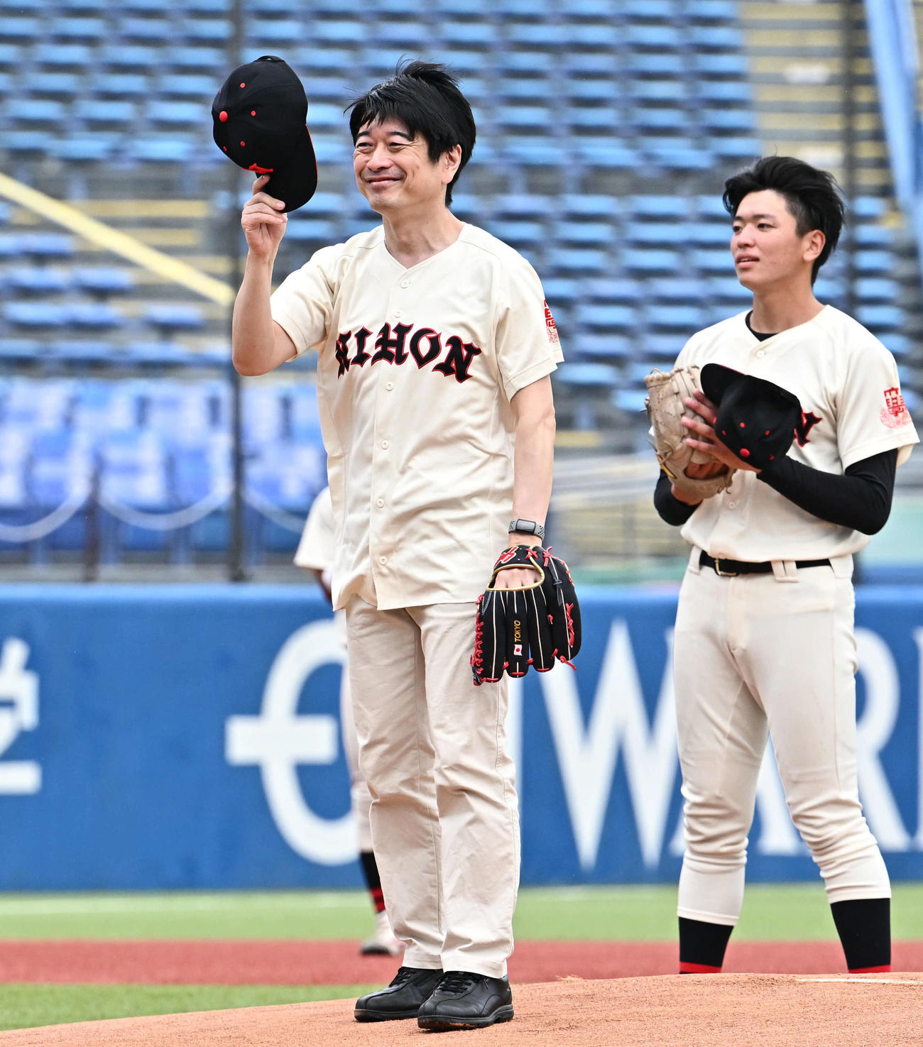 国学院大対日大　始球式を終えた日大・大貫進一郎学長（手前）（撮影・滝沢徹郎）