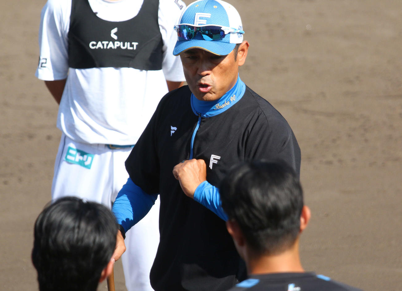 鎌ケ谷で2日に行われた2軍の全体練習で選手に熱く話しかける日本ハム稲葉2軍監督（撮影・木下大輔）