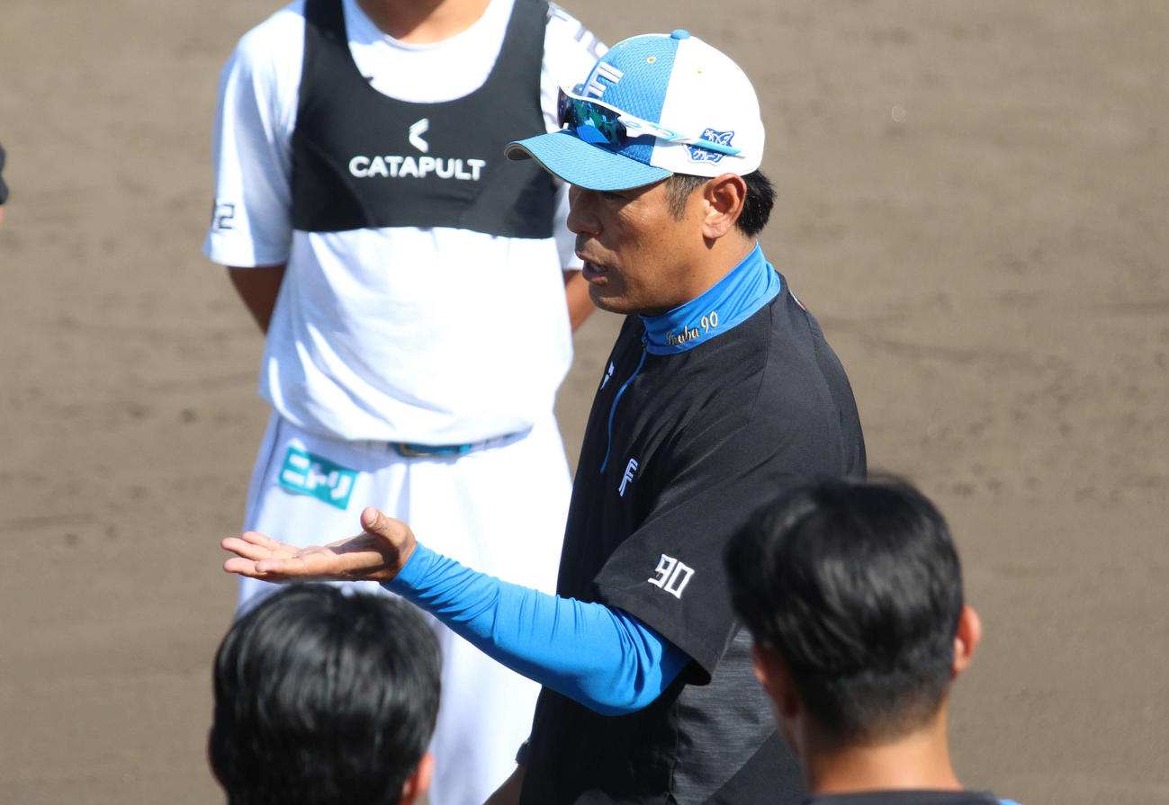 鎌ケ谷で2日に行われた2軍の全体練習で選手に熱く話しかける日本ハム稲葉2軍監督（撮影・木下大輔）