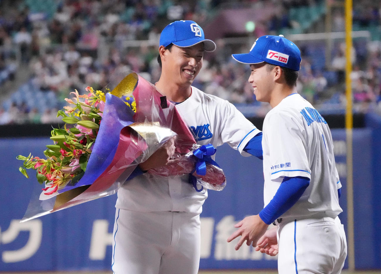 中日対DeNA　試合前、岡林から花束を受け取る今季限りで引退する加藤翔（左）（撮影・森本幸一）