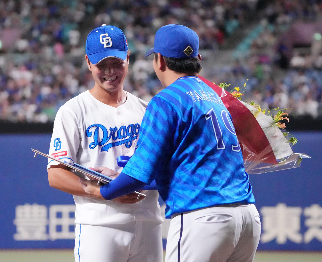 中日対DeNA　試合前、山崎から花束を受け取る今季限りで引退する砂田（左）（撮影・森本幸一）