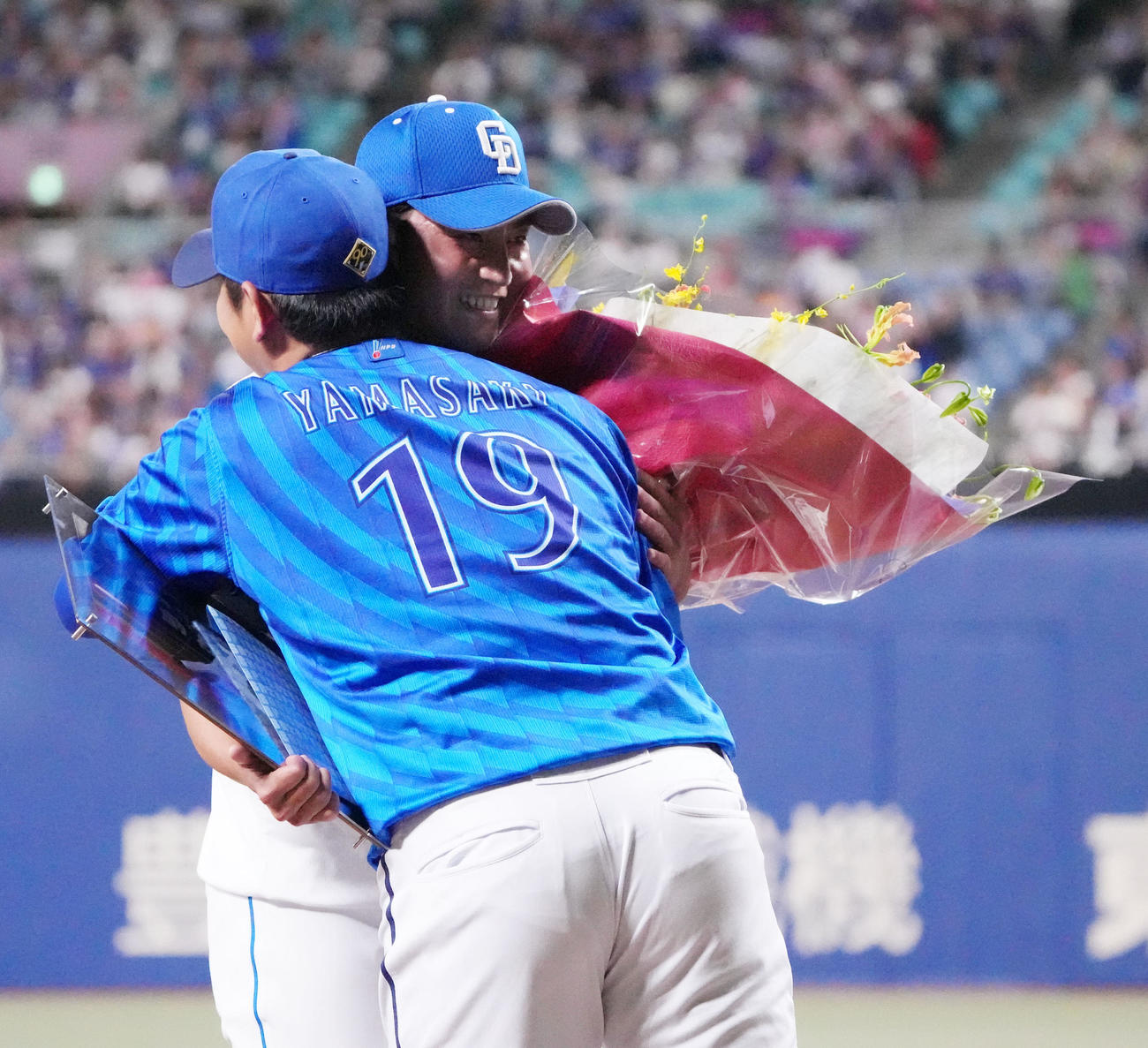 中日対DeNA　試合前、山崎（手前）から花束を受け取る今季限りで引退する砂田（撮影・森本幸一）