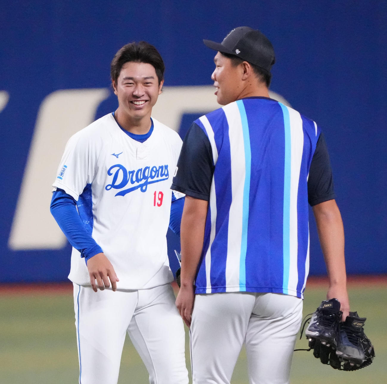 中日対DeNA　試合前、言葉を交わす（左から）高橋宏と松本隆（撮影・森本幸一）