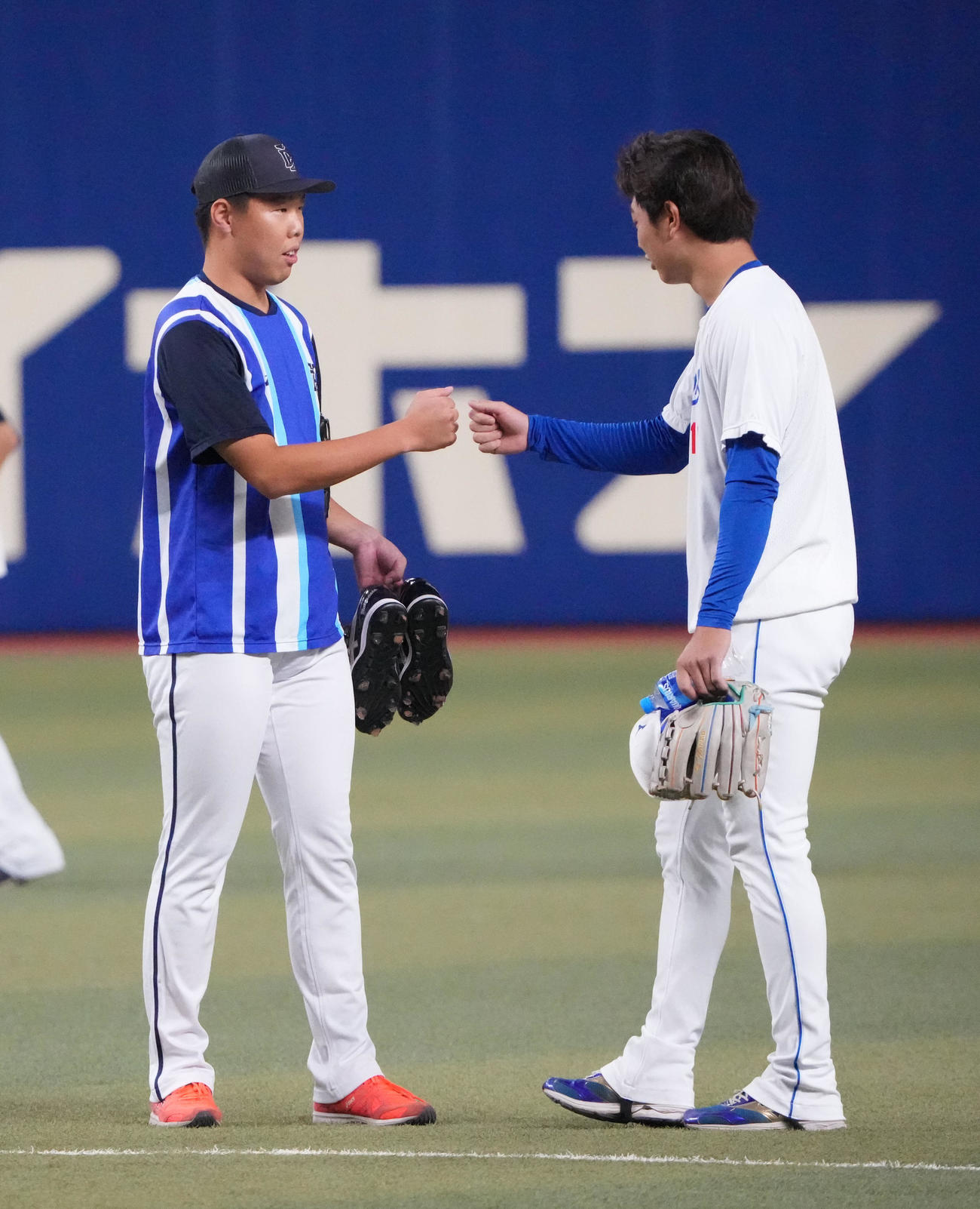 中日対DeNA　試合前、言葉を交わす（左から）松本隆と高橋宏（撮影・森本幸一）