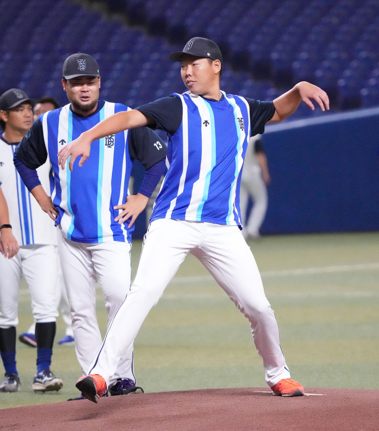 中日対DeNA　試合前、マウンドの状態を確かめる松本隆（右）（撮影・森本幸一）