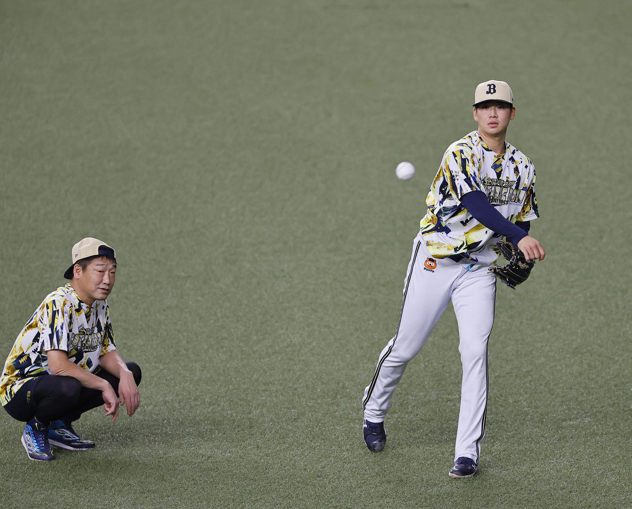 中嶋監督（左）が見つめる中、キャッチボールをするオリックス山下（撮影・藤尾明華）