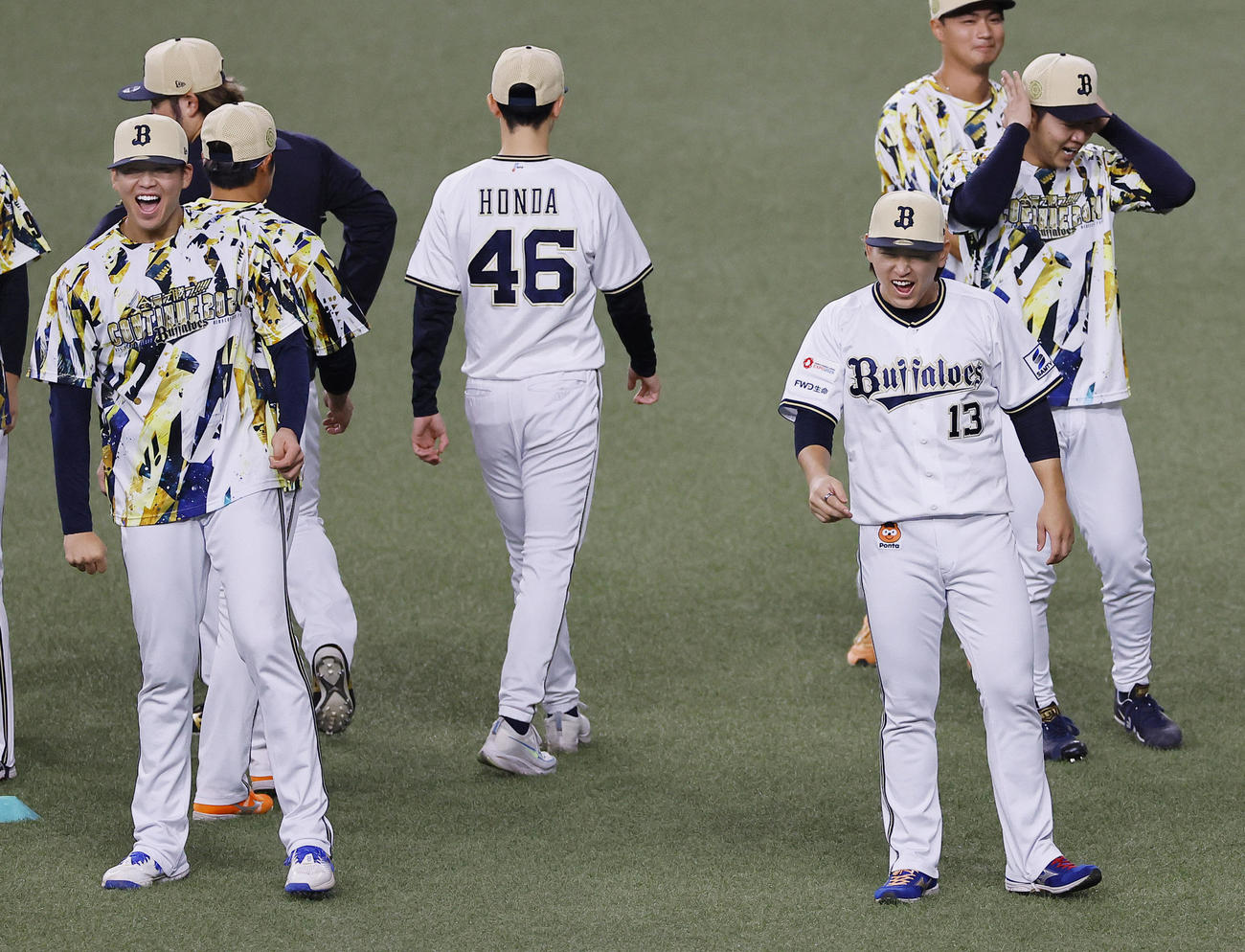 笑顔を見せる折山下舜平大（左）とオリックス宮城（手前右）（撮影・藤尾明華）