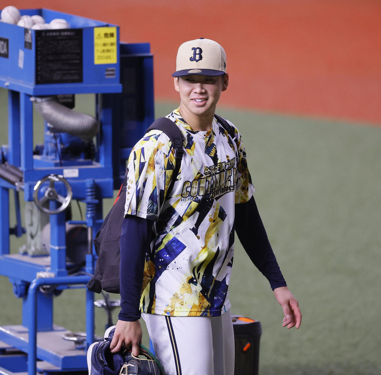 グラウンドを引き揚げるオリックス山下（撮影・藤尾明華）
