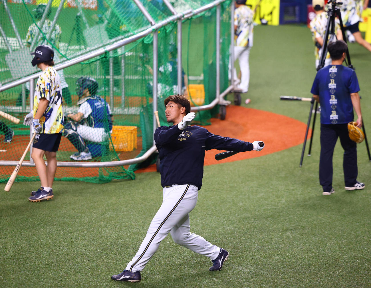 ロングティーをするオリックス頓宮（撮影・藤尾明華）