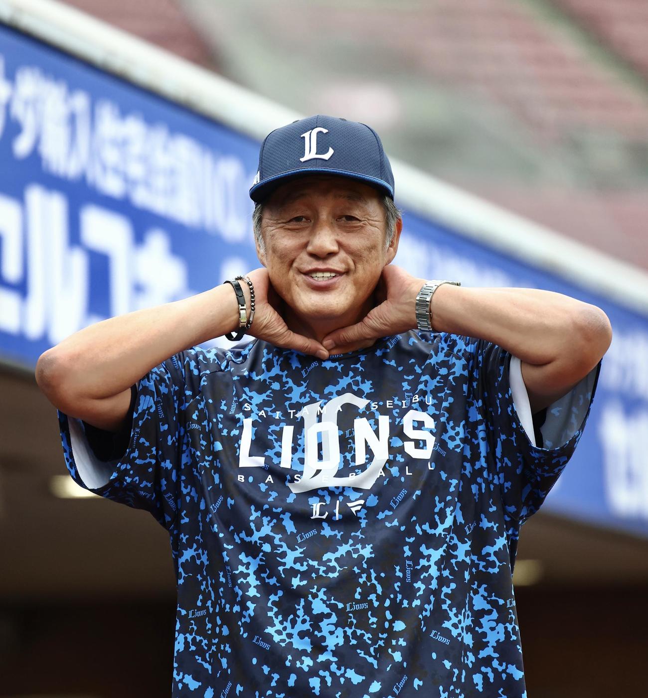楽天対西武　試合前、練習に臨む西武渡辺監督代行（撮影・河田真司）