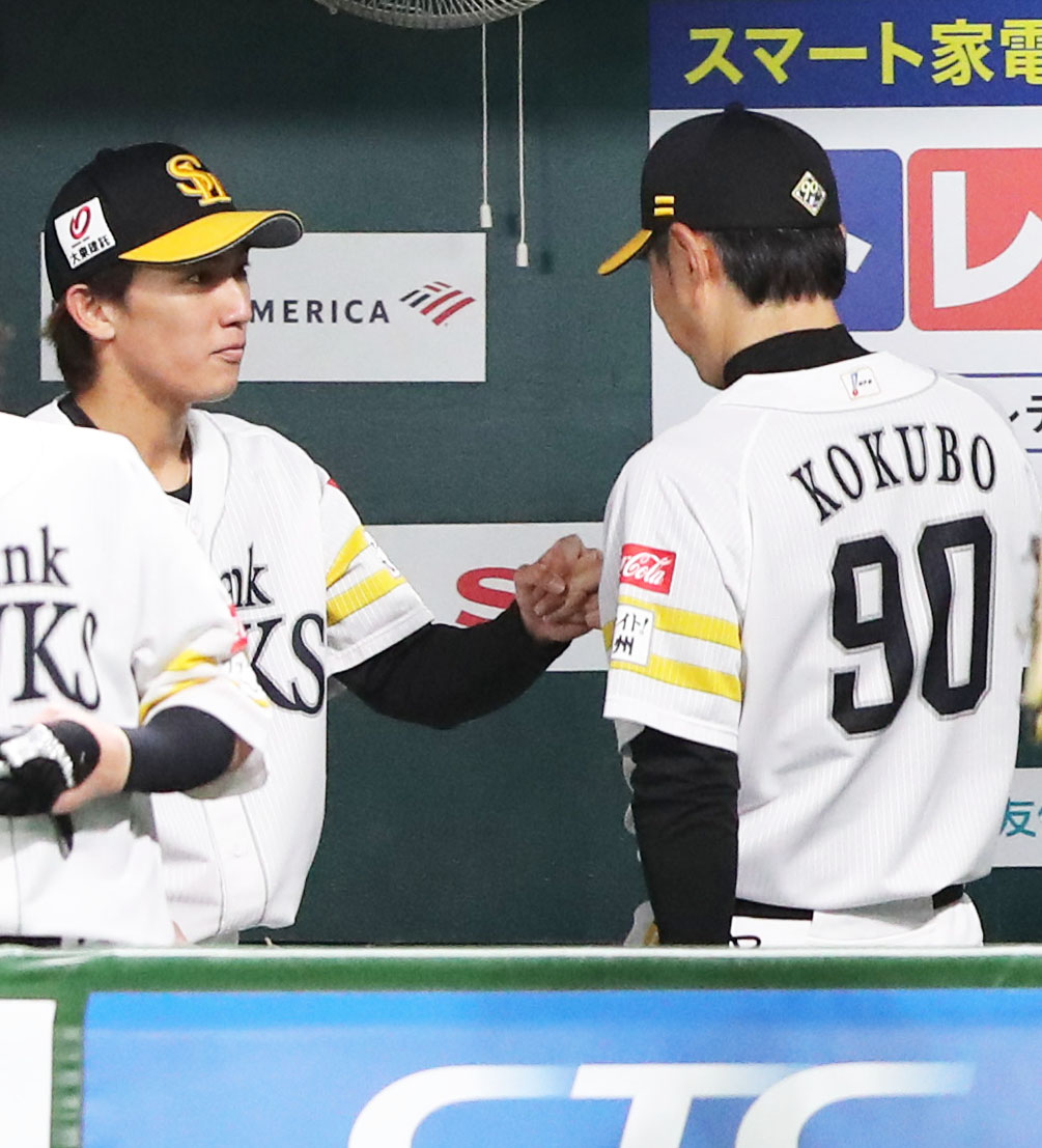 ソフトバンク対ロッテ　6回表終了後、大津（左）に声を掛ける小久保監督（撮影・鬼束羽瑠菜）