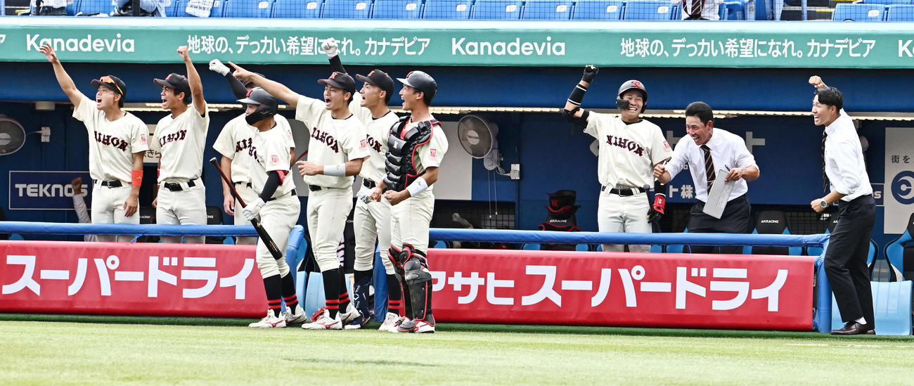 国学院大対日大　6回裏日大2死二塁、谷端の適時打に盛り上がる選手たち（撮影・滝沢徹郎）