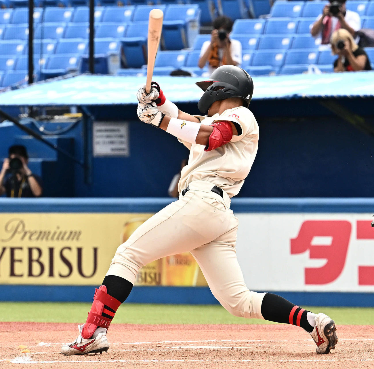 国学院大対日大　6回裏日大2死二塁、谷端は右前適時打を放つ（撮影・滝沢徹郎）