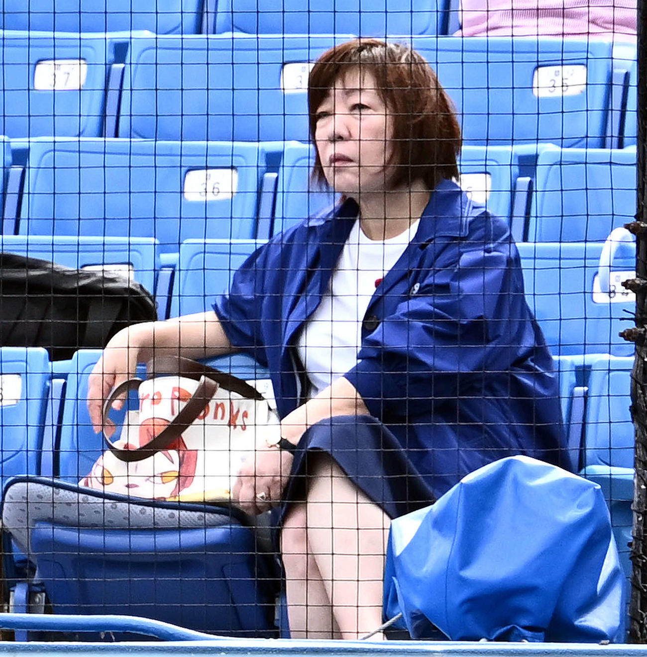 国学院大対日大　観戦する日大・林真理子理事長（撮影・滝沢徹郎）