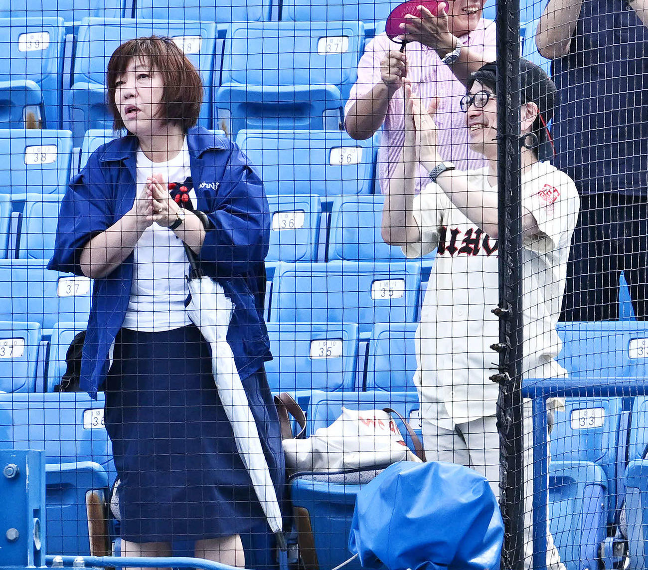 国学院大対日大　サヨナラ勝ちに拍手を送る日大・林真理子理事長（左）と大貫進一郎学長（撮影・滝沢徹郎）