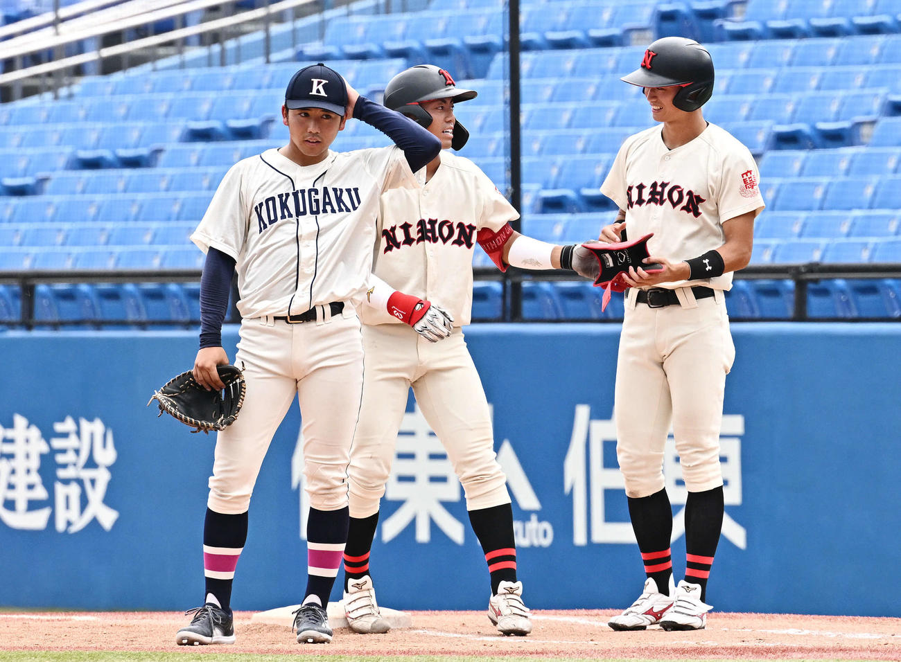 国学院大対日大　6回裏日大2死二塁、右前適時打を放った谷端（中央）。一塁手室木（撮影・滝沢徹郎）