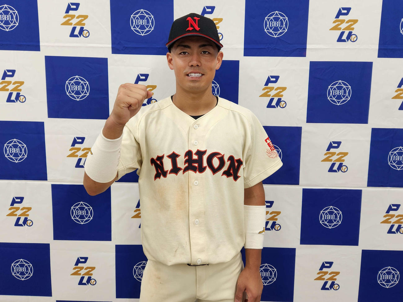 延長11回タイブレークでサヨナラの左越え3ラン本塁打を放ち、ガッツポーズをみせる谷端（撮影・保坂淑子）