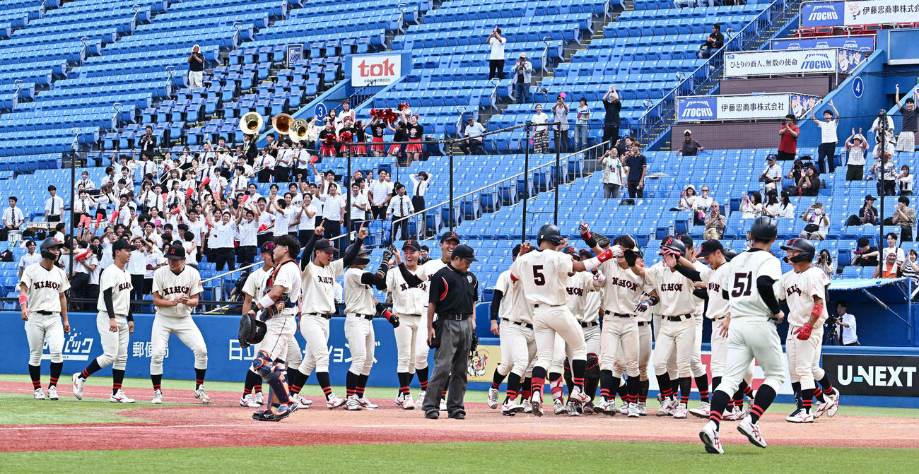 国学院大対日大　11回裏日大1死一、三塁、谷端のサヨナラ3点本塁打に喜ぶ選手たち（撮影・滝沢徹郎）