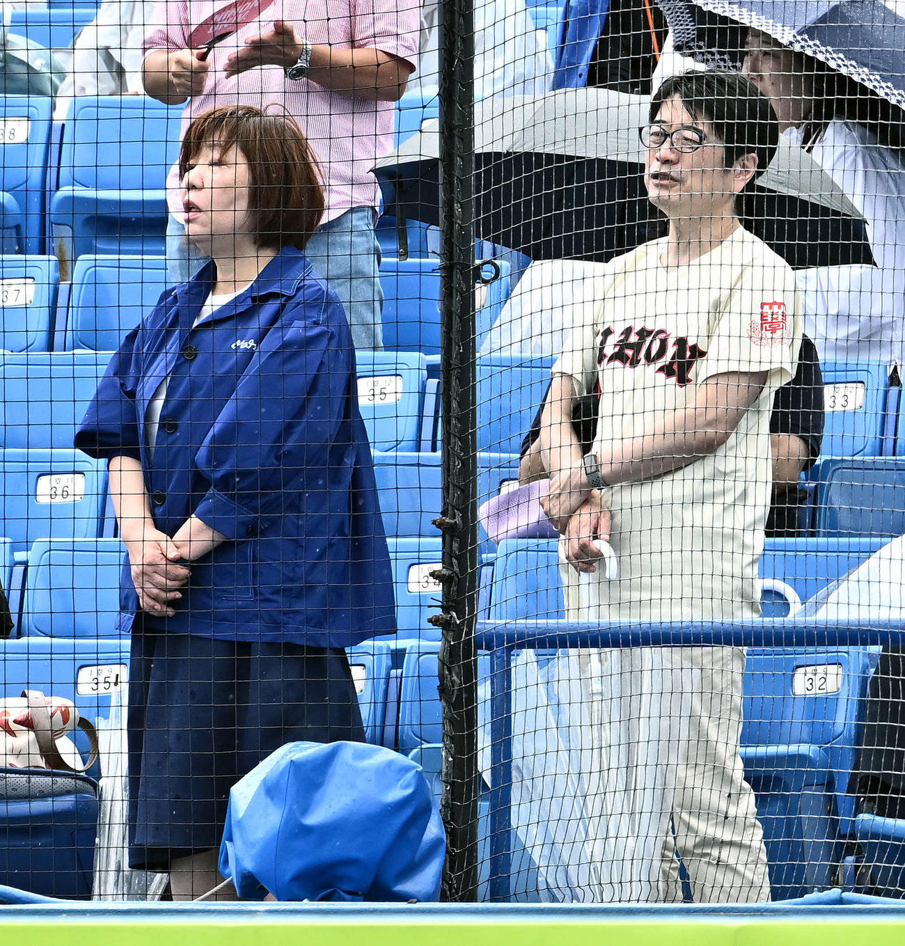 国学院大対日大　7回裏の攻撃を前に校歌を歌う日大・林真理子理事長（左）と大貫進一郎学長（撮影・滝沢徹郎）