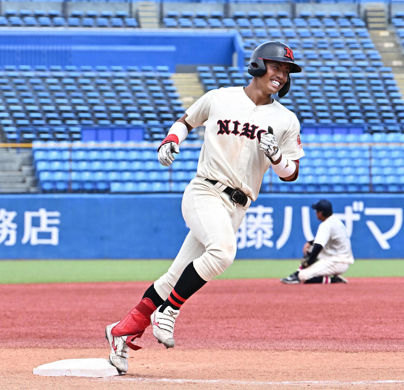 国学院大対日大　11回裏日大1死一、三塁、サヨナラ3点本塁打を放った谷端は笑顔でダイヤモンドを1周する（撮影・滝沢徹郎）
