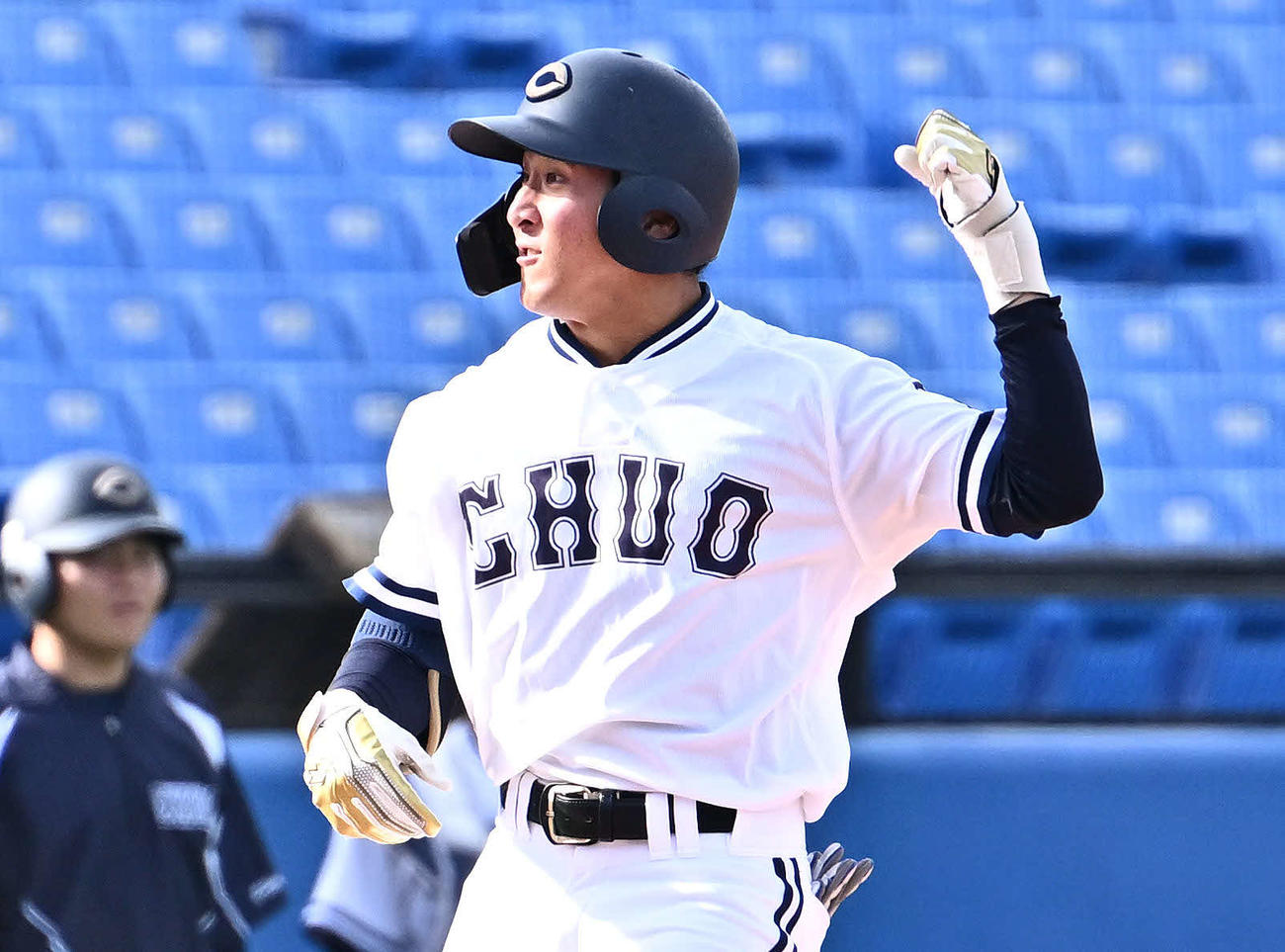 亜大対中大　5回裏中大2死一、二塁、橋本は2点適時打三塁打を放ちガッツポーズする（撮影・滝沢徹郎）