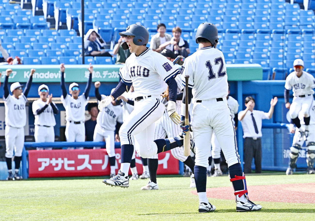 亜大対中大　2回裏中大1死二塁、橋本（手前左）は2点適時三塁打を放ち敵失で生還する（撮影・滝沢徹郎）