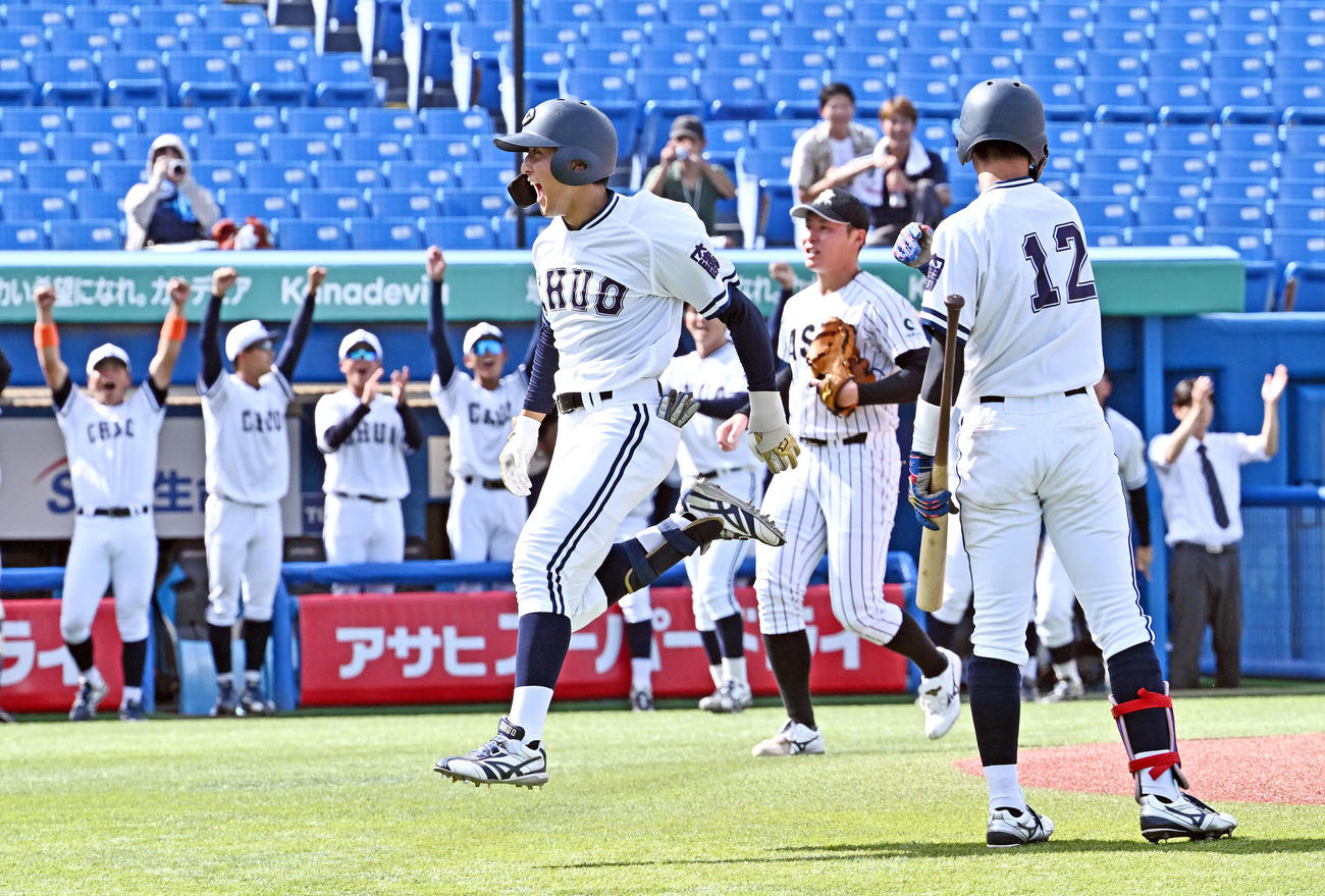 亜大対中大　2回裏中大1死二塁、橋本（手前左）は2点適時三塁打を放ち敵失で生還する（撮影・滝沢徹郎）