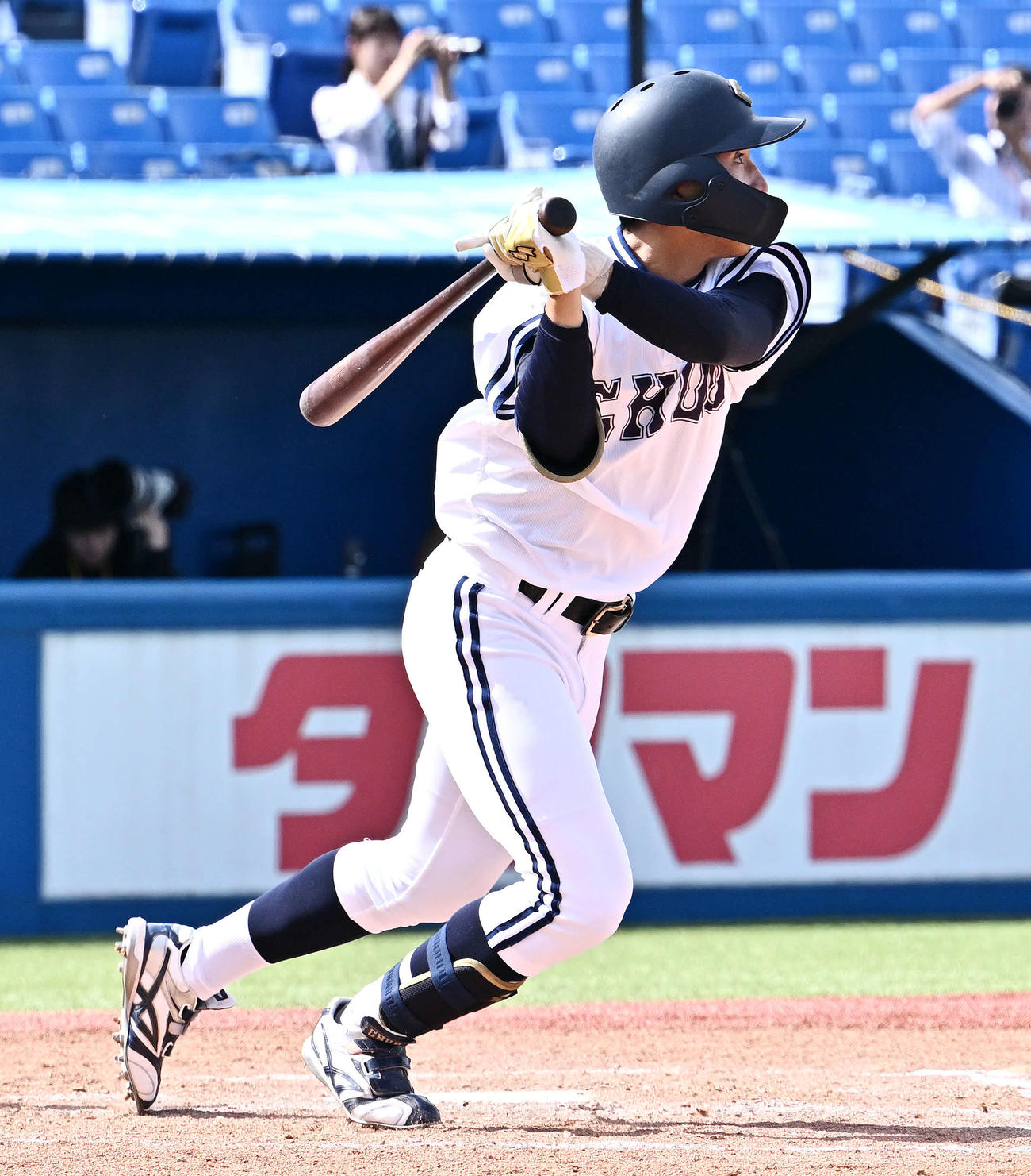 亜大対中大　2回裏中大1死二塁、橋本は左中間へ2点適時三塁打を放つ（撮影・滝沢徹郎）