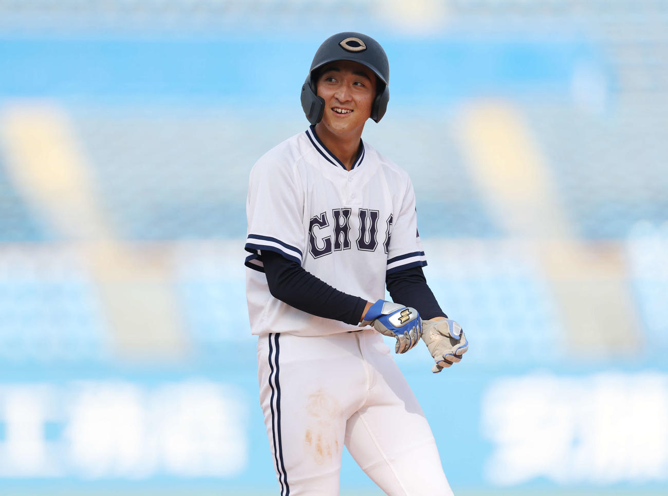 亜大対中大　5回裏中大2死一、二塁、2点適時三塁打を放ち笑顔を見せる橋本（撮影・宮地輝）