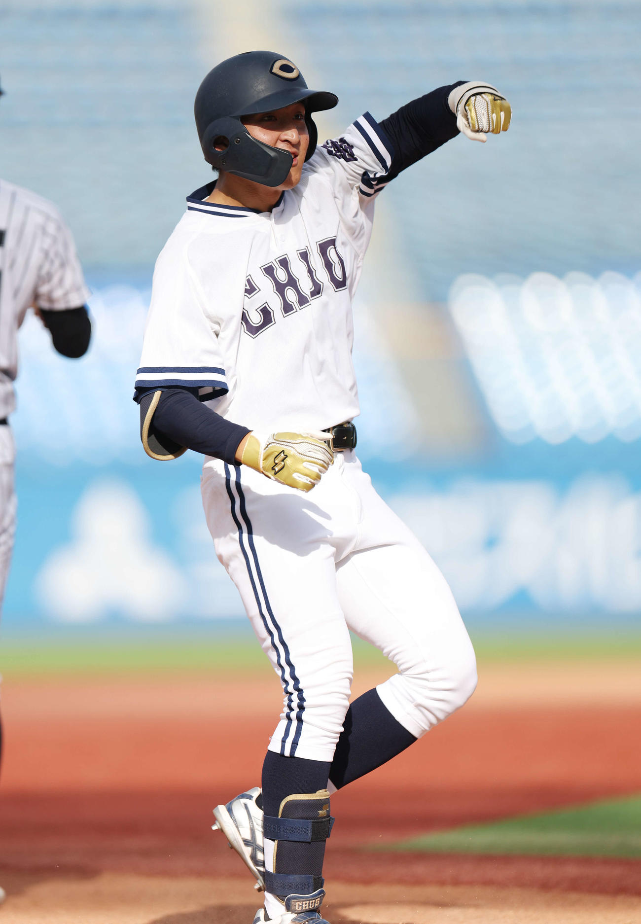 亜大対中大　5回裏中大2死一、二塁、2点適時三塁打を放ち喜ぶ橋本（撮影・宮地輝）