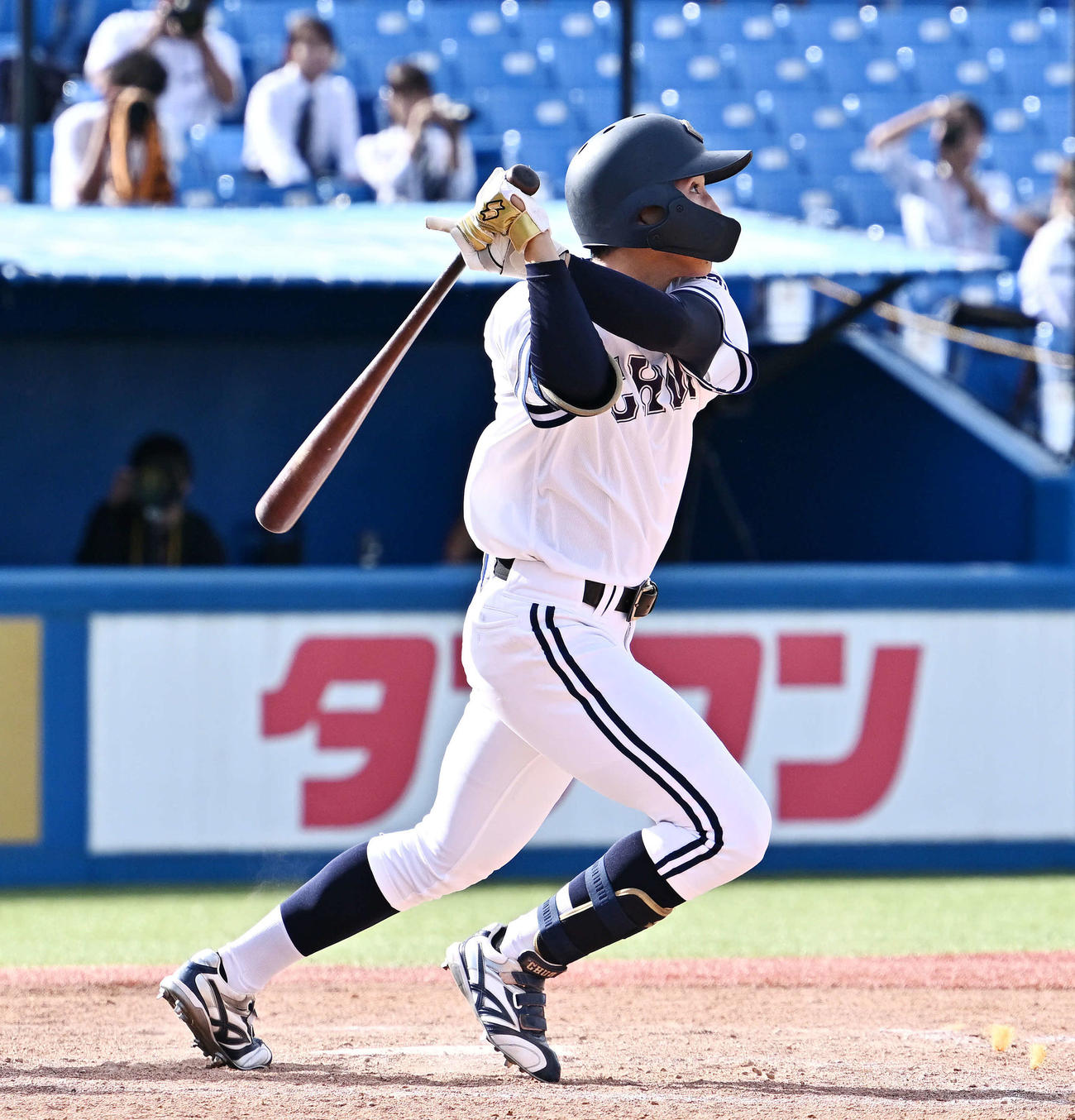 亜大対中大　5回裏中大2死一、二塁、橋本は右越え2点適時打三塁打を放つ（撮影・滝沢徹郎）