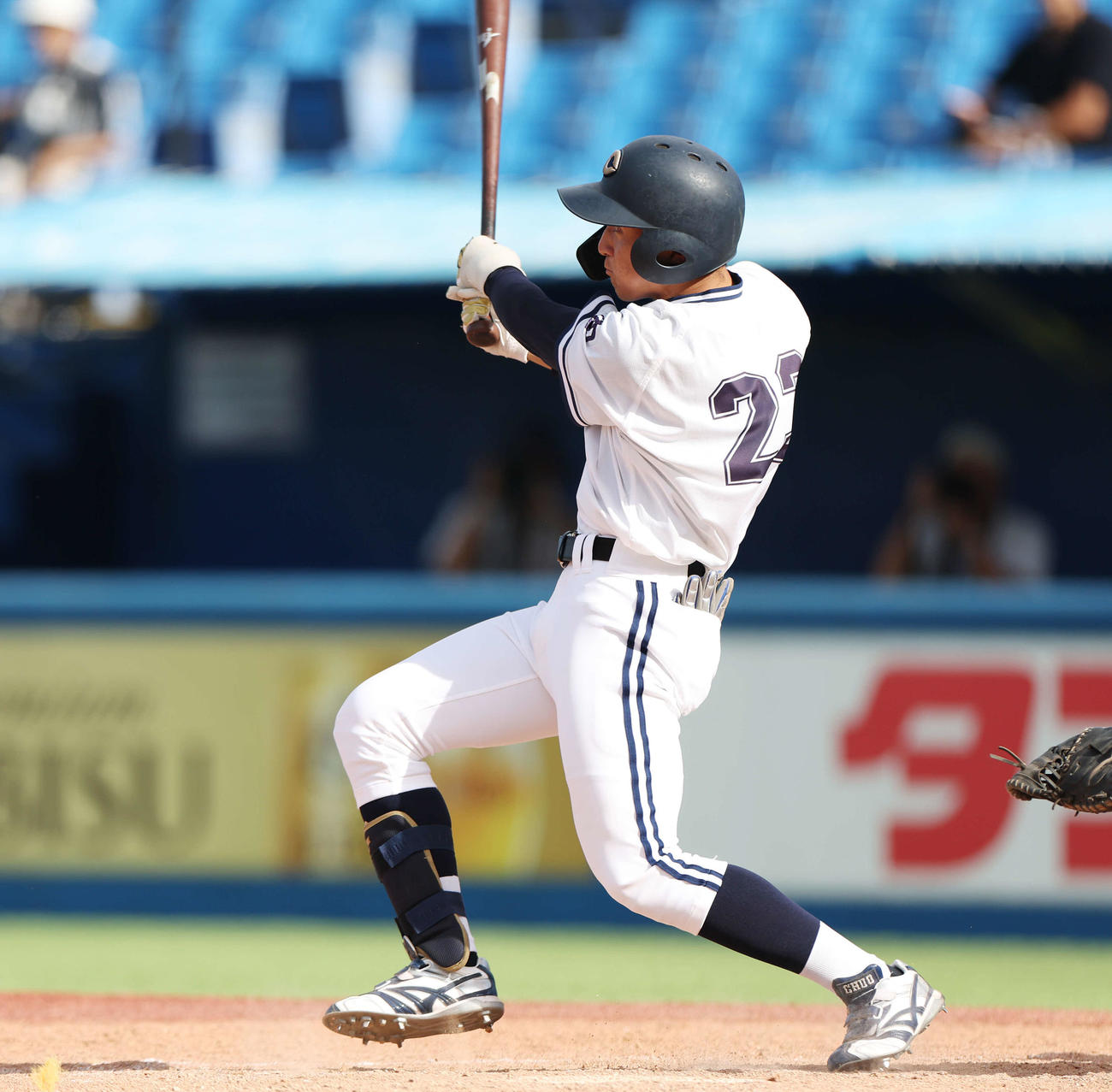 亜大対中大　5回裏中大2死一、二塁、2点適時三塁打を放つ橋本（撮影・宮地輝）