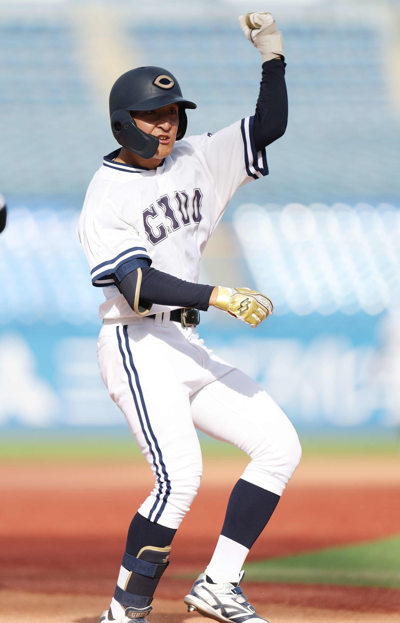 亜大対中大　5回裏中大2死一、二塁、2点適時三塁打を放ち喜ぶ橋本（撮影・宮地輝）