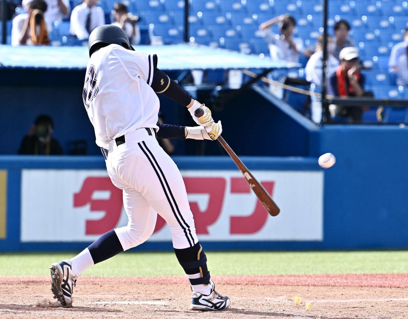 亜大対中大　5回裏中大2死一、二塁、橋本は右越え2点適時打三塁打を放つ（撮影・滝沢徹郎）